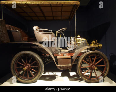 La Panhard & Levassor 6 HP type A1 double Phaeton with Canopy de 1899 est une automobile classique, remarquable pour sa conception et son ingénierie. Ce véhicule est l'un des premiers exemples de la révolution automobile, mettant en évidence les progrès réalisés dans la fabrication automobile à la fin du XIXe siècle. Banque D'Images