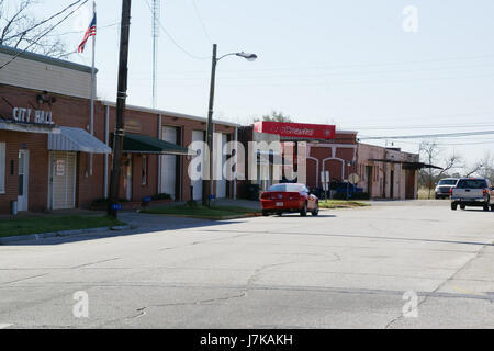 Cette image capture Martin Luther King Drive à Lumpkin, Géorgie, États-Unis, prise le 12 mars 2011. La photographie offre un aperçu de la rue et des environs, reflétant l'environnement urbain local et la signification historique du nom de la rue, en l'honneur du leader des droits civiques, Dr Martin Luther King Jr. Banque D'Images