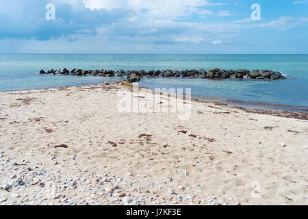 Petite mer barrière faite de pierres sur le côté nord de Sealand, danemark Banque D'Images