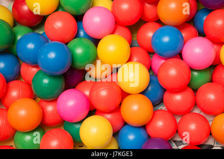 Variété de balles piscine à balles multicolores Banque D'Images