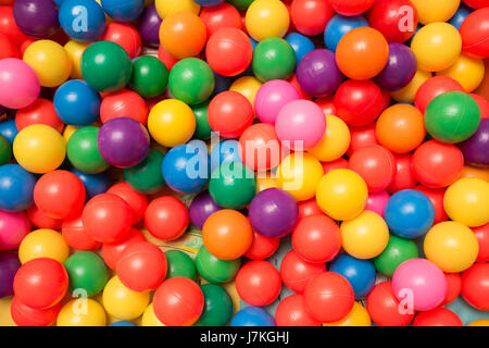 Variété de balles piscine à balles multicolores Banque D'Images