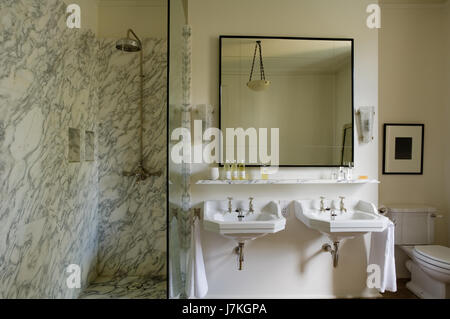 L'unité de douche en marbre avec un grand miroir au-dessus de deux vasques dans Portland Road, Londres, UK Banque D'Images