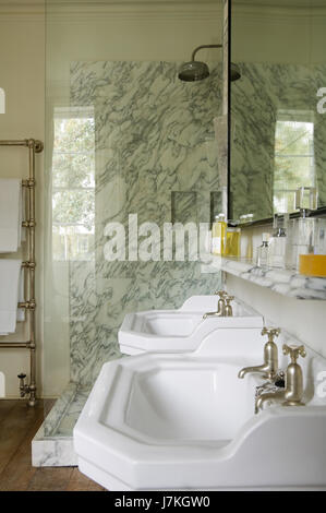 Marbel de douche et tablette avec double lavabo dans la salle de Portland, Portland Place, London, UK Banque D'Images