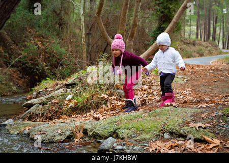 Les jeunes enfants à la recherche au ruisseau coule Banque D'Images