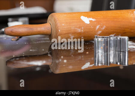 Rouleau à pâtisserie sur la table dans le processus de la cuisson Banque D'Images