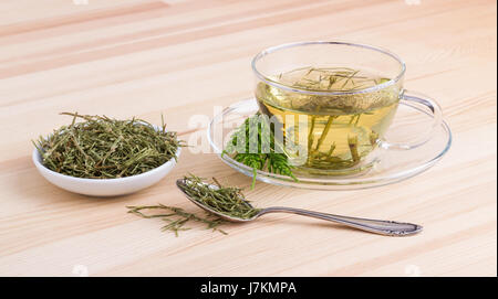 Une tisane faite à partir de la prêle des champs Banque D'Images