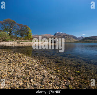 Une vue sur le Ben Nevis et bateau abandonné à partir du littoral de Corpach, juste au nord de Fort William, Écosse, Royaume-Uni Banque D'Images