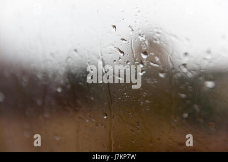 Gouttes de pluie sur la fenêtre, close-up Banque D'Images