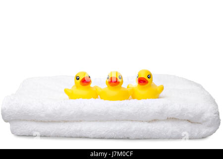 Canards isolés en matière synthétique en plastique en caoutchouc moelleux serviette jaune blanc Banque D'Images