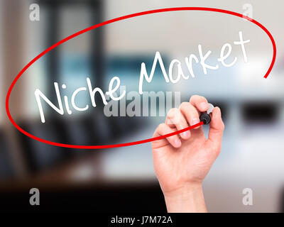 La main de l'homme marché de niche avec marqueur noir sur l'écran visuel. Isolé sur fond. Le commerce, la technologie, internet concept. Stock Photo Banque D'Images