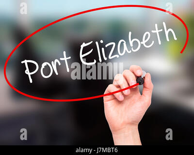 Man main écrit Port Elizabeth avec marqueur noir sur l'écran visuel. Isolé sur bureau. Le commerce, la technologie, internet concept. Stock Photo Banque D'Images