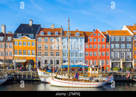 Copenhague, Danemark - 1 mai 2017 : Nyhavn est un bâtiment du xviie siècle, au bord de canal et de divertissement à Copenhague, Danemark.