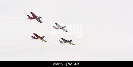 CASLAV, RÉPUBLIQUE TCHÈQUE - 20 MAI 2017 : Flying Bulls, l'équipe de démonstration aérienne avec ExtremeAir XA42 planes montrant son rendement au cours de la Journée Portes Ouvertes au Tactica Banque D'Images