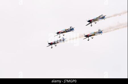 CASLAV, RÉPUBLIQUE TCHÈQUE - 20 MAI 2017 : Flying Bulls, l'équipe de démonstration aérienne avec ExtremeAir XA42 planes montrant son rendement au cours de la Journée Portes Ouvertes au Tactica Banque D'Images