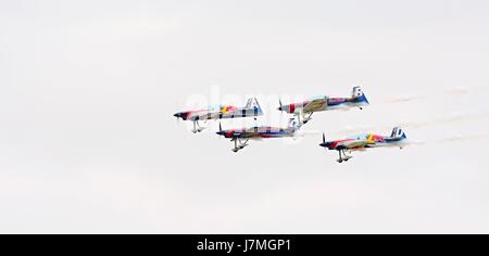 CASLAV, RÉPUBLIQUE TCHÈQUE - 20 MAI 2017 : Flying Bulls, l'équipe de démonstration aérienne avec ExtremeAir XA42 planes montrant son rendement au cours de la Journée Portes Ouvertes au Tactica Banque D'Images