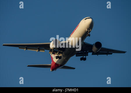 Qantas Boeing 767 Cargo en approche finale vers l'aéroport de Sydney le mardi 23 mai 2017 Banque D'Images