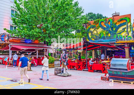 Kemer, Turquie - 5 mai 2017 : le munir ozkul liman street est célèbre pour les nombreux magasins touristiques intéressantes, des cafés et des bars, le 5 mai dans la région de Kemer. Banque D'Images