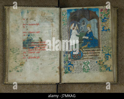 Le *Livre d'heures* de Brest est un type de manuscrit enluminé, souvent utilisé pour la dévotion privée à l'époque médiévale. La page représentant l'Annonciation illustre le moment où l'ange Gabriel a annoncé à la Vierge Marie qu'elle concevrait Jésus-Christ, un événement important de la théologie chrétienne. Banque D'Images