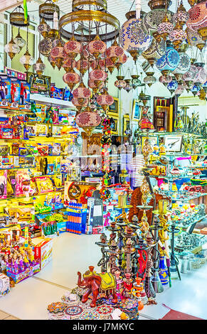 KEMER, TURQUIE - 5 mai 2017 : l'atelier à munir Ozkul Liman street offre une large gamme de jouets, de souvenirs et de feux d'Arabie, le 5 mai dans la région de Kemer. Banque D'Images