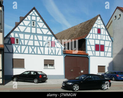 Une photographie prise le 28 août 2011, montrant Rheinhaeuser Str. 8 à Altlussheim. L'image capture une scène de rue dans cette petite ville allemande, mettant en évidence l'architecture locale et l'aménagement urbain. Banque D'Images