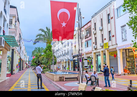 Kemer, Turquie - 5 mai 2017 : le munir ozkul liman street est la zone commerçante, offrant l'éventail de magasins et de cafés, le 5 mai dans la région de Kemer. Banque D'Images