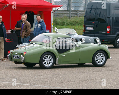 La Triumph TR3 1960 est une voiture de sport britannique connue pour son design compact et ses performances impressionnantes. Réputée pour son agilité et son attrait vintage, la TR3 reste un favori parmi les amateurs de voitures anciennes. Banque D'Images