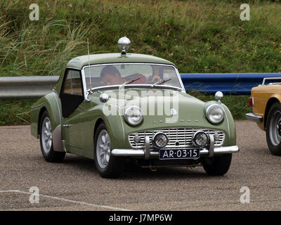 La Triumph TR3 1960 est une voiture de sport britannique classique connue pour son design élégant et ses performances. Ce modèle présente le style et l'ingénierie distinctifs du carâ€™ du milieu du XXe siècle. Banque D'Images