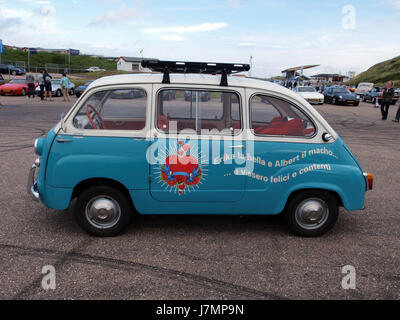 La Fiat 600D Multipla 1963 est une voiture italienne vintage qui illustre le design automobile compact. Connu pour son aspect distinctif et son aspect pratique, il est devenu un modèle emblématique dans les années 1960 pour sa capacité à accueillir plusieurs passagers dans un petit véhicule, le rendant populaire dans les environnements urbains. Banque D'Images
