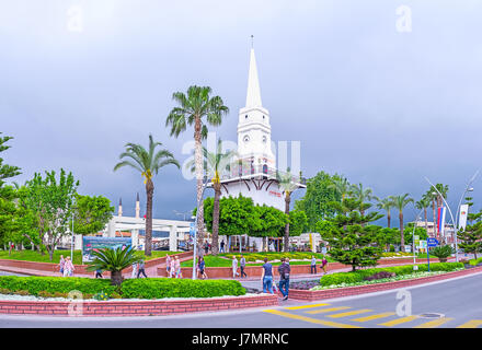 Kemer, Turquie - 5 mai 2017 : vue panoramique d'Ataturk boulevard avec un écrin de verdure, de fleurs blanches et tour de l'horloge (saat Kulesi), le 5 mai à keme Banque D'Images