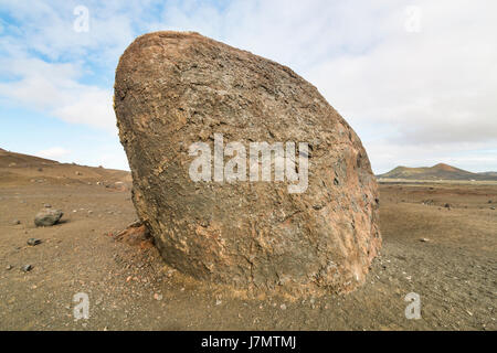 Fermer la vue d'une grande bombe de lave près de la Caldeira Colorada en Lanzarote, Espagne. Banque D'Images