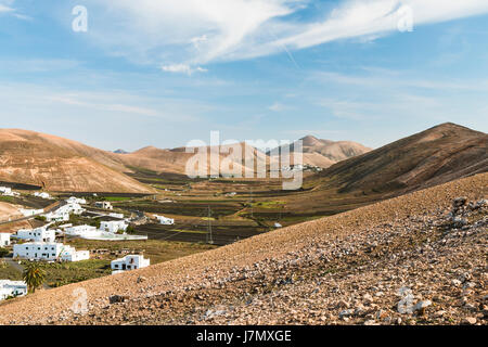 Vue de Puerto del Carmen à Lanzarote, Espagne à Las Casitas près de Uga. Banque D'Images