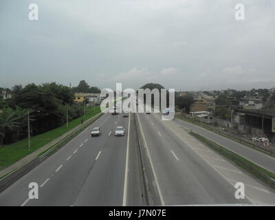 La via Dutra est une autoroute majeure au Brésil, reliant SÃ£o Paulo et Rio de Janeiro. La date dans le titre fait référence à un instantané ou à un événement précis le long de la route le 27 novembre 2011. Cette autoroute est une route cruciale pour le commerce et les déplacements entre deux des villes les plus importantes du Brésil. Banque D'Images