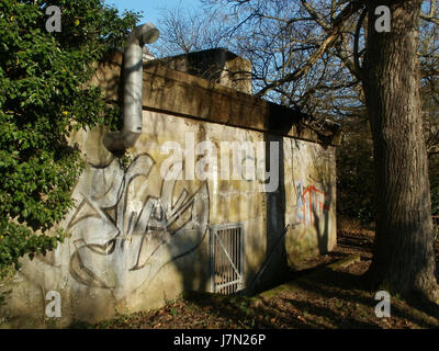 Le « bunker Am Staden » fait référence à un bunker militaire historique ou à une structure d'une période passée. Le titre suggère une image ou un enregistrement lié au bunker, potentiellement axé sur sa conception ou son contexte historique en temps de guerre. Banque D'Images