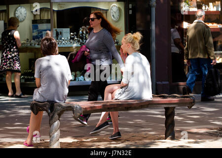 Dundee, Royaume-Uni. 25 mai, 2017. Météo France : un jour sec avec de très chaud soleil comme temps chaud devant se poursuivre à l'échelle de température maximale à Tayside 25 °C. La canicule avec des températures d'exposition au soleil doivent se poursuivre à Tayside au cours des prochains jours. Les gens assis à l'extérieur des cafés, pubs et sur les sièges d'été dans le centre-ville offrant le glorieux temps chaud. Credit : Dundee Photographics /Alamy Live News Banque D'Images