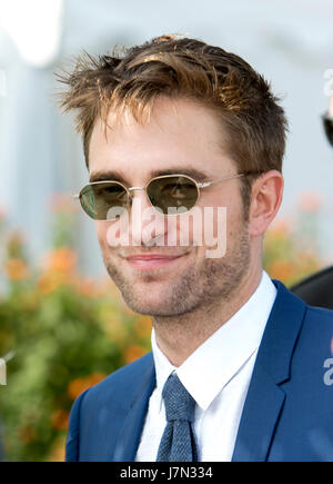 Cannes, France. 25 mai, 2017. Robert Pattinson pose à la photocall de "bon temps" au cours de la 70e Assemblée annuelle du Festival du Film de Cannes au Palais des Festivals de Cannes, France, le 25 mai 2017. Photo : Hubert Boesl - AUCUN FIL SERVICE - Photo : Hubert Boesl/dpa/Alamy Live News Banque D'Images