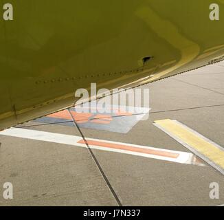 Düsseldorf, Allemagne. 21 mai, 2017. La photo prise par un passager montre un trou dans le fuselage d'un avion sur l'aire de mouvement de l'aéroport de Düsseldorf, Allemagne, 21 mai 2017. Une fois à bord d'un trou dans le fuselage de l'avion a été détecté avant l'Air-Berlin-Vol de Duesseldorf à Stuttgart. Conformément à l'énoncé d'un passager sur Facebook l'équipage voulait encore de décoller, bien que les passagers a souligné les dommages. Sur l'interpellation de dpa sur Jeudi Air Berlin a confirmé qu'il y avait un trou. Photo : FrM/dpa/Alamy Live News Banque D'Images