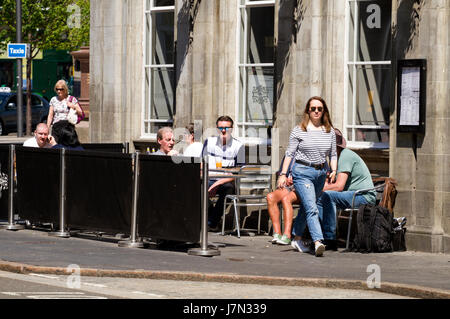 Dundee, Royaume-Uni. 25 mai, 2017. Météo France : un jour sec avec de très chaud soleil comme temps chaud devant se poursuivre à l'échelle de température maximale à Tayside 25 °C. La canicule avec des températures d'exposition au soleil doivent se poursuivre à Tayside au cours des prochains jours. Les gens assis à l'extérieur des cafés, pubs et sur les sièges d'été dans le centre-ville offrant le glorieux temps chaud. Credit : Dundee Photographics /Alamy Live News Banque D'Images