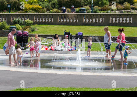 Southport, Merseyside. 25 mai 2017. Météo britannique. Une journée ensoleillée et chaude sur le lac marin & Pier complexe à Southport dans le Merseyside. Les températures devraient atteindre 26°C et soleil de plomb, les gens de soleil et de pique-nique autour du lac de plaisance. Credit : Cernan Elias/Alamy Live News Banque D'Images