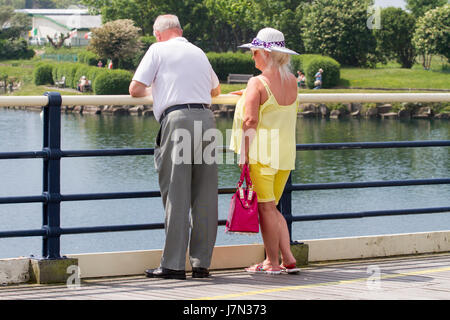 Southport, Merseyside. 25 mai 2017. Météo britannique. Une journée ensoleillée et chaude sur le lac marin & Pier complexe à Southport dans le Merseyside. Les températures devraient atteindre 26°C et soleil de plomb, les gens de soleil et de pique-nique autour du lac de plaisance. Credit : Cernan Elias/Alamy Live News Banque D'Images