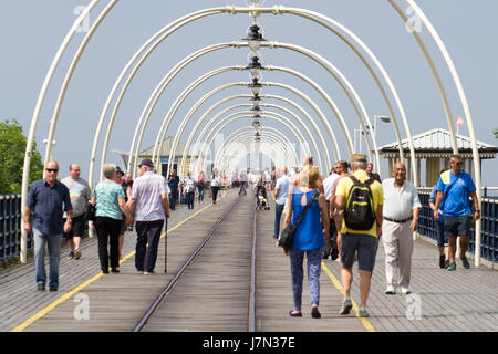 Southport, Merseyside. 25 mai 2017. Météo britannique. Une journée ensoleillée et chaude sur le lac marin & Pier complexe à Southport dans le Merseyside. Les températures devraient atteindre 26°C et soleil de plomb, les gens de soleil et de pique-nique autour du lac de plaisance. Credit : Cernan Elias/Alamy Live News Banque D'Images