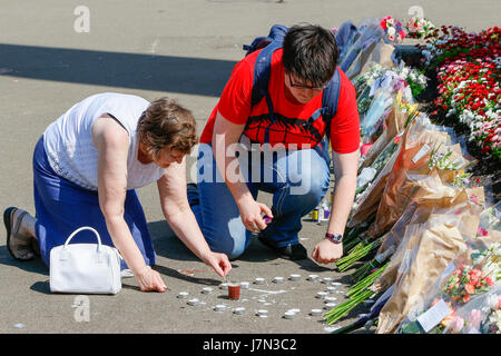 Glasgow, Ecosse, Royaume-Uni. 25 mai, 2017. George Square dans le centre-ville de Glasgow s'est arrêté aujourd'hui à 11h00 lorsqu'on observe une minutes de silence en faveur des blessés et dans le respect de ceux qui ont été tués dans l'attentat terroriste à Manchester. Beaucoup de gens mis à fleurs, allumé des bougies et ont prié pour les victimes de l'atrocité et de faire preuve de solidarité avec le peuple de Manchester. Credit : Findlay/Alamy Live News Banque D'Images