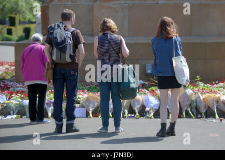 Glasgow, Écosse, Royaume-Uni 25 Mai, George Square Glasgow est encore occupé avec les gens qui rendent hommage aux victimes de l'attentat de Manchester Gérard Ferry/Alamy Live News Banque D'Images