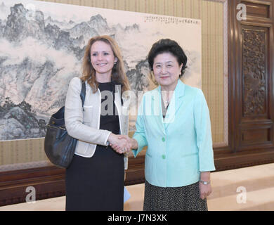 Beijing, Chine. 25 mai, 2017. Le vice-Premier ministre chinois Liu Yandong (R) rencontre avec Linda Hofstad Helleland, vice-président de l'Agence Mondiale Antidopage (AMA) et ministre norvégien de la culture, à Beijing, capitale de Chine, le 25 mai 2017. Credit : Zhang Duo/Xinhua/Alamy Live News Banque D'Images