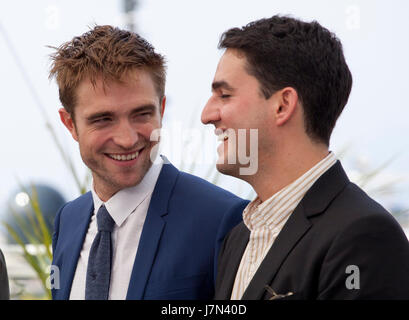 Cannes, France. 25 mai, 2017. Robert Pattinson et Ben Safdie au bon moment photo film appel à la 70e édition du Festival de Cannes jeudi 25 mai 2017, Cannes, France. Credit : Doreen Kennedy/Alamy Live News Banque D'Images