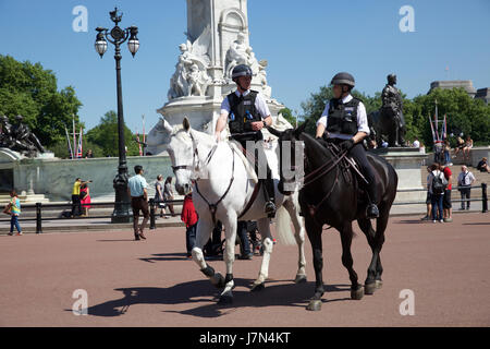 Londres, Royaume-Uni. 25 mai 2017, la Police à cheval,à l'extérieur de Buckingham Palace, les visiteurs assistent à une garden-party.Credit : Keith Larby/Alamy Live News Banque D'Images