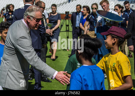 L'ovale, Londres, Royaume-Uni. 25 mai, 2017. Le Prince de Galles a lancé l'International Cricket Council (ICC) Trophée des champions à l'Ovale où il regardait un match de cricket pour les jeunes et a rencontré certains des jeunes participants. David Rowe/Alamy Live News. Banque D'Images