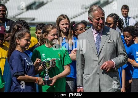 L'ovale, Londres, Royaume-Uni. 25 mai, 2017. Le Prince de Galles a lancé l'International Cricket Council (ICC) Trophée des champions à l'Ovale où il regardait un match de cricket pour les jeunes et a rencontré certains des jeunes participants. David Rowe/Alamy Live News. Banque D'Images