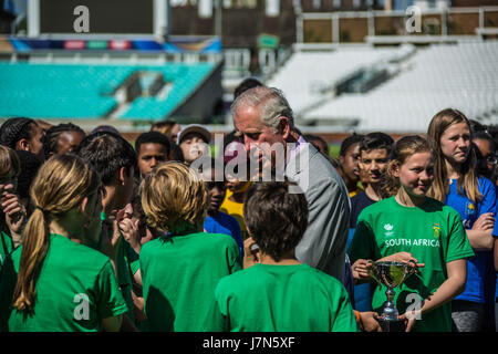 L'ovale, Londres, Royaume-Uni. 25 mai, 2017. Le Prince de Galles a lancé l'International Cricket Council (ICC) Trophée des champions à l'Ovale où il regardait un match de cricket pour les jeunes et a rencontré certains des jeunes participants. David Rowe/Alamy Live News. Banque D'Images