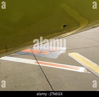 Dpatop - La photo prise par un passager montre un trou dans le fuselage d'un avion sur l'aire de mouvement de l'aéroport de Düsseldorf, Allemagne, 21 mai 2017. Une fois à bord d'un trou dans le fuselage de l'avion a été détecté avant l'Air-Berlin-Vol de Duesseldorf à Stuttgart. Conformément à l'énoncé d'un passager sur Facebook l'équipage voulait encore de décoller, bien que les passagers a souligné les dommages. Sur l'interpellation de dpa sur Jeudi Air Berlin a confirmé qu'il y avait un trou. Photo : FrM/dpa Banque D'Images