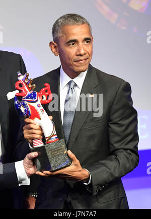 Baden-Baden, Allemagne. 25 mai, 2017. L'ancien président américain Barack Obama reçoit le Deutscher Medienpreis 2016 (2016) du prix des médias allemands à le Kongresszentrum à Baden-Baden, Allemagne, 25 mai 2017. Photo : Uli Deck/dpa/Alamy Live News Banque D'Images